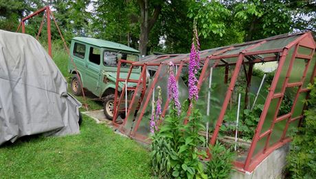 Auto bez idie ujelo z kopce 70 metr a narazilo do skleníku.