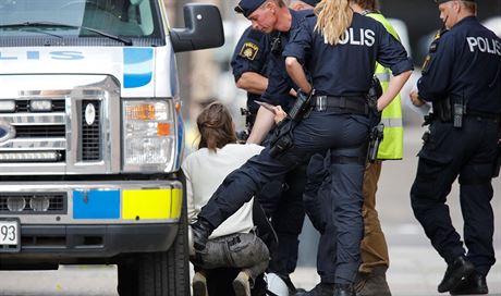 Policie zadrela aktivisty, kteí ve Stockholmu protestovali proti aktivit...