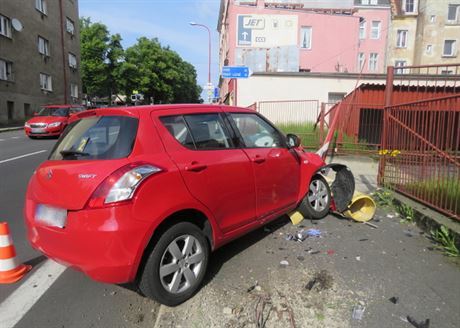 Dvaatyicetiletá idika smetla lampu veejného osvtlení.