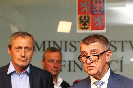 éf hnutí ANO Andrej Babi (vpravo), vlevo pak ministr obrany Martin Stropnický