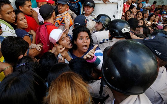 Venezuela je na prahu humanitární krize a mnoí se protesty. (10. 6. 2016)