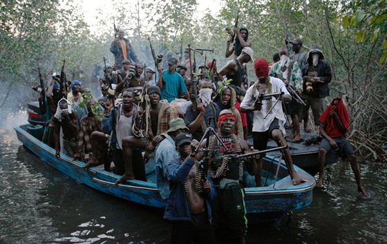 Mstitelé z delty Nigeru kráejí ve stopách milic MEND (na snímku z roku 2007),...