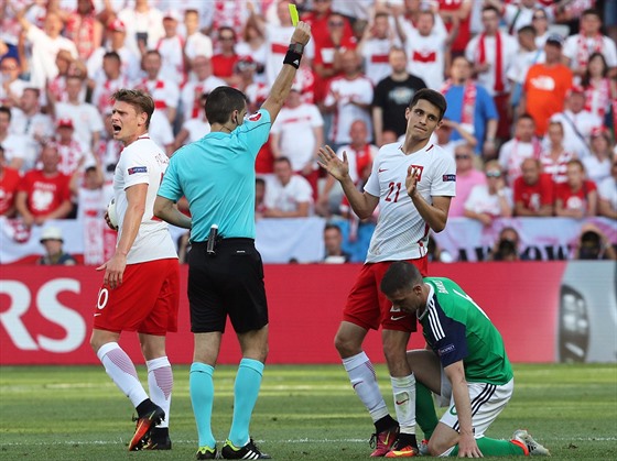 Devatenáctiletý polský talent Bartosz Kapustka práv dostal lutou kartu.