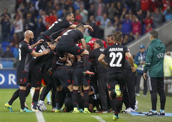 EUFORIE. Albánský tým se raduje ze svého prvního gólu v historii evropských...