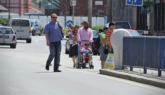 Lidé pecházejí typruhovou silnici v Nádraní ulici v eských Budjovicích.