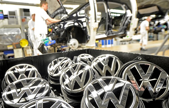 Výrobní linka automobilky Volkswagen ve Wolfsburgu.