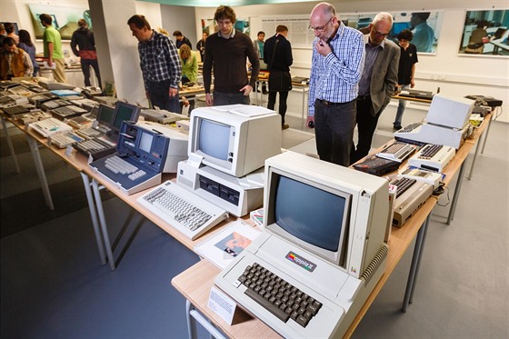 Výstava staré výpoetní techniky nazvaná Století  informace na Fakult...