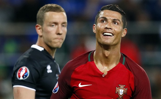 Portugalský útoník Cristiano Ronaldo se diví, jak mohl nepromnit anci v...