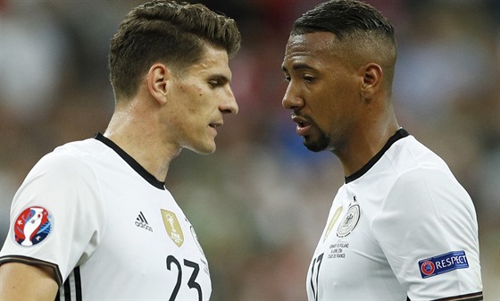 Nmecký stoper Jerome Boateng (vpravo) a útoník Mario Gomez po zápase s...