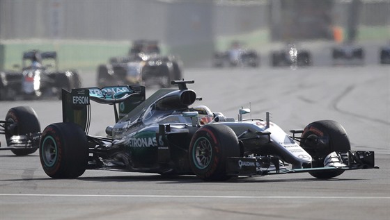 Lewis Hamilton na trati bhem Velké ceny Evropy v Baku.
