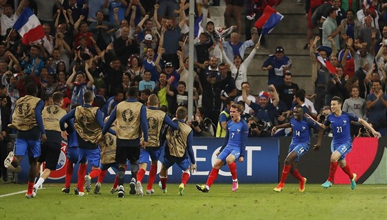OSLAVA I S NÁHRADNÍKY. Francouzská radost po rozhodujícím gólu proti Albánii...