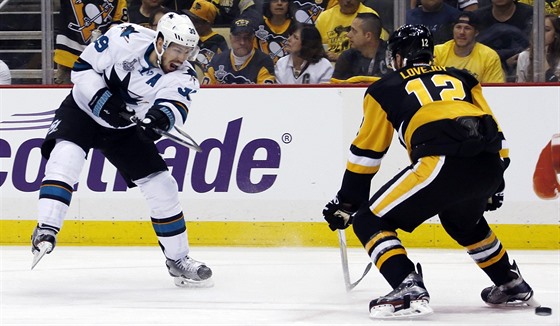 Logan Couture ze San Jose pálí na branku Pittsburghu, Ben Lovejoy puk...