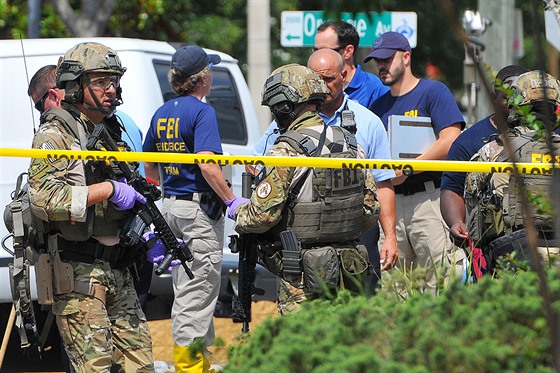 Ozbrojení policisté z FBI na míst orlandské tragédie - u klubu Pulse, kde...