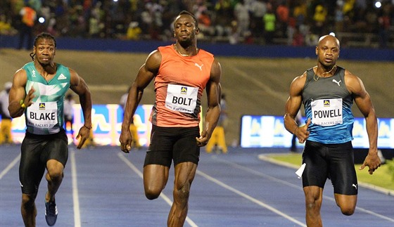 Usain Bolt (uprosted) probíhá vítzn cílem závodu v Kingstonu. Vlevo tetí...