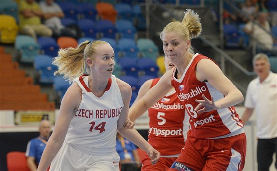 Juniorská basketbalová reprezentantka Elika Mircová (vlevo) se v pípravném...