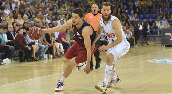 Tomá Satoranský v dresu Barcelony (vlevo) uniká Sergiu Rodríguezovi z Realu Madrid.