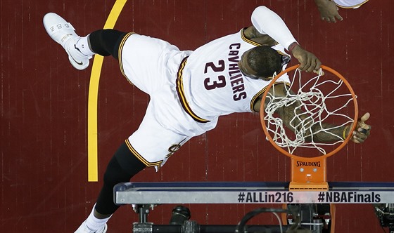 LeBron James (23) z Clevelandu práv zasmeoval do koe Golden State.