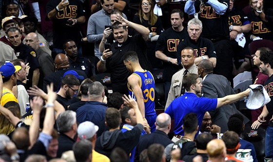 Stephen Curry z Golden State opoutí scénu estého finále NBA, byl vylouen...
