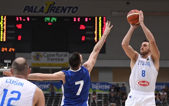 Danilo Gallinari z Itálie zakonuje na eský ko.