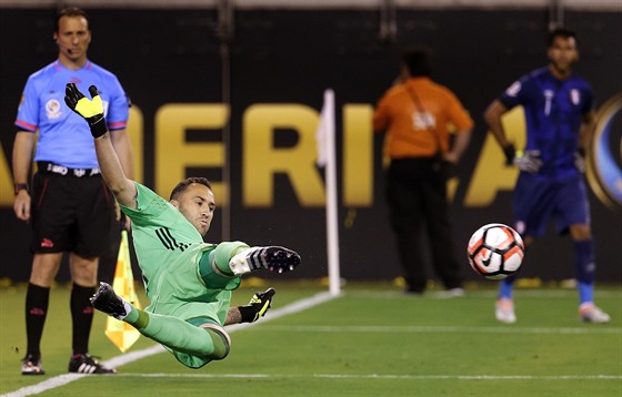 Kolumbijský branká David Ospina vyráí v utkání s Peru penaltu.