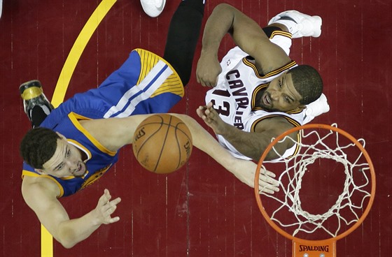 Klay Thompson (vlevo) z Golden State a Tristan Thompson z Clevelandu v souboji...