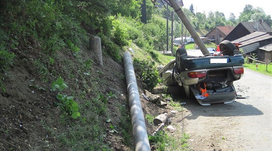 Subaru na Rychnovsku perazilo elektrické vedení (12.6.2016).