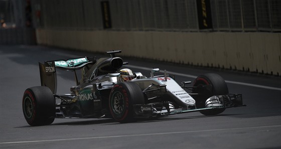 Lewis Hamilton na okruhu v Baku