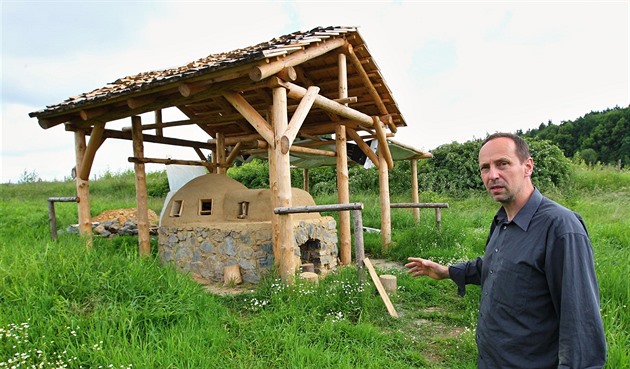 Repliku stedovké tavicí pece vyrobili pracovníci Muzea Vysoiny v Havlíkov...