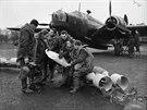 Wellington 311. eskoslovenské bombardovací perut RAF s posádkou, zleva Sgt...