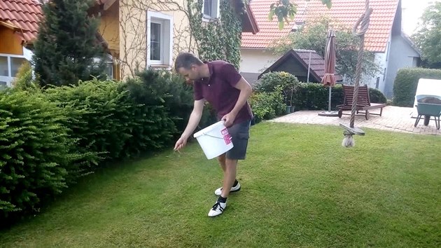 Poškozená místa je třeba dosít. Poškozená místa je třeba dosít.