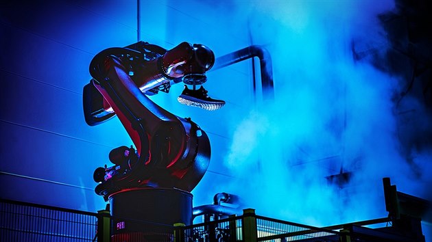 Adidas otevírá v Německu nové rychlotovárny ovládané roboty Adidas otevírá v Německu nové rychlotovárny ovládané roboty