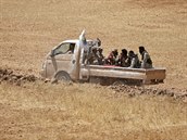Bojovnci SDF nedaleko severosyrskho msta Manbid (13. ervna 2016)