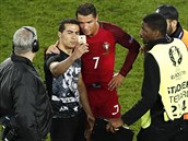 SELFIE S HVZDOU. Cristiano Ronaldo po zpase pzuje s fanoukem, kter vbhl...