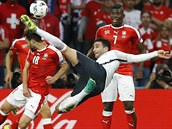 AU! Francouzsk stoper Adil Rami trefil pi pokusu o akrobatick zakonen...