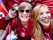 Čeští fanoušci a fanynky před stadionem v St. Etienne před utkáním s... Čeští fanoušci a fanynky před stadionem v St. Etienne před utkáním s...