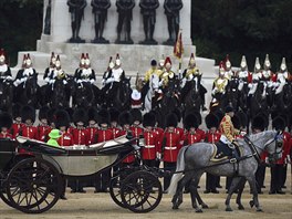 Vojenská pehlídka v Londýn na poest 90. narozenin britské královny Albty...