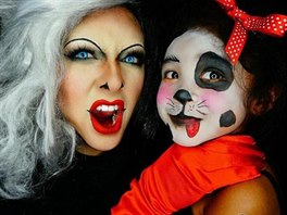 Dehsarae Romanová s dcerou jako Cruella Deville a její malý dalmatin