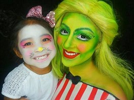 Dehsarae Romanová s dcerou jako Hello Kitty a Keroppi