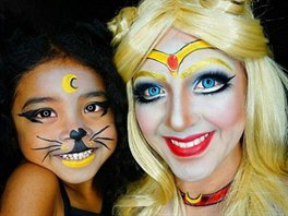 Dehsarae Romanová s dcerou jako Sailor Moon a Luna