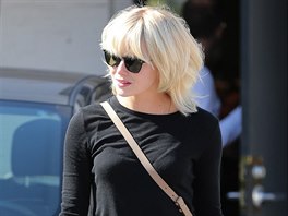 Platinovou blond se hereka rozhodla zkusit teprve nedávno. Podobn jako Taylor...
