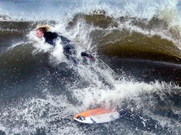 S VLNOU. Surfa Russell Bierke spadl v polovin své jízdy ze svého surfu bhem...