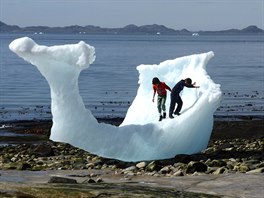 LEDOVÉ HRY. Dti v grónském hlavním mst Nuuk mají netradiní zábavu. Na plái...