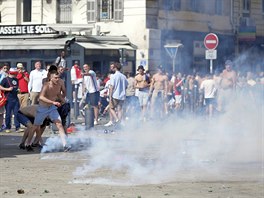 TOUHA PO PACIFIKACI. Slzný plyn mezi fanouky Anglie ped zápasem s Ruskem.