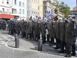 PIPRAVENI. Francouztí policisté se chystají na zásah v Marseille proti...