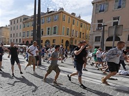 POJME SA ZACHRÁNIT... Anglití fanouci utíkají ped blíící se policií.