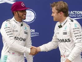 GRATULUJU. Nico Rosberg (vpravo) blahopeje Lewisi Hamiltonovi k vtzstv v...