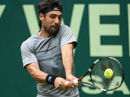 Marcos Baghdatis v duelu 1. kola turnaje v Halle proti Tomi Berdychovi