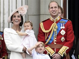 Vévodkyn Kate s dtmi a manelem Williamem na oslavách narozenin královny...