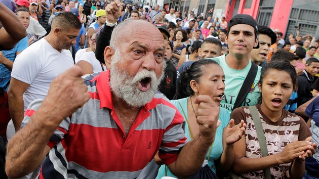 Lidé v hlavním mst Venezuely demonstrují proti vlád kvli nedostatku jídla a...