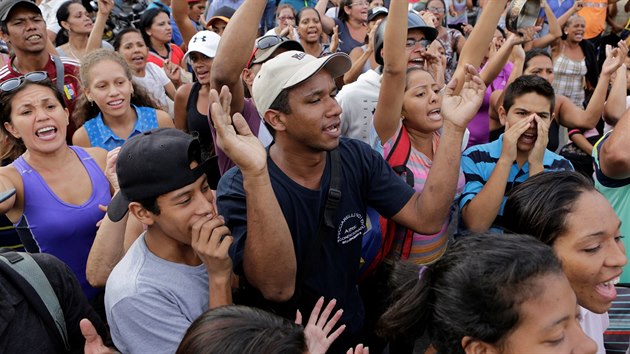 Lid v hlavnm mst Venezuely demonstruj proti vld kvli nedostatku jdla a zkladnch poteb. (15. 6. 2016)